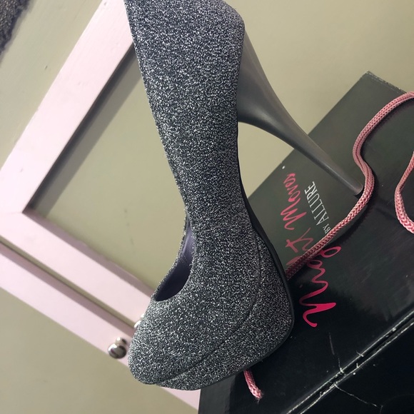 The “Cosmo” Shoe by Night Moves by Allure size 10 Pewter - Picture 5 of 5